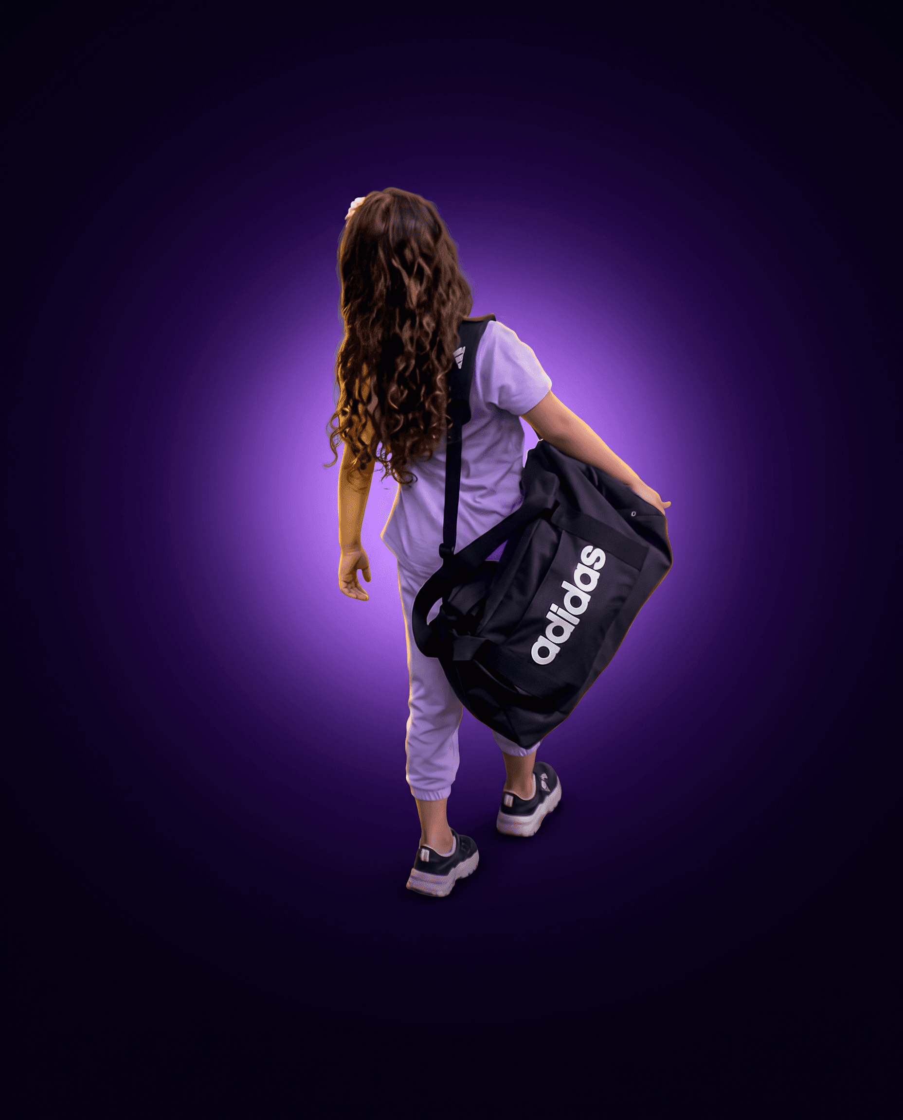 Violetta de espaldas con su maleta deportiva, camino al entrenamiento