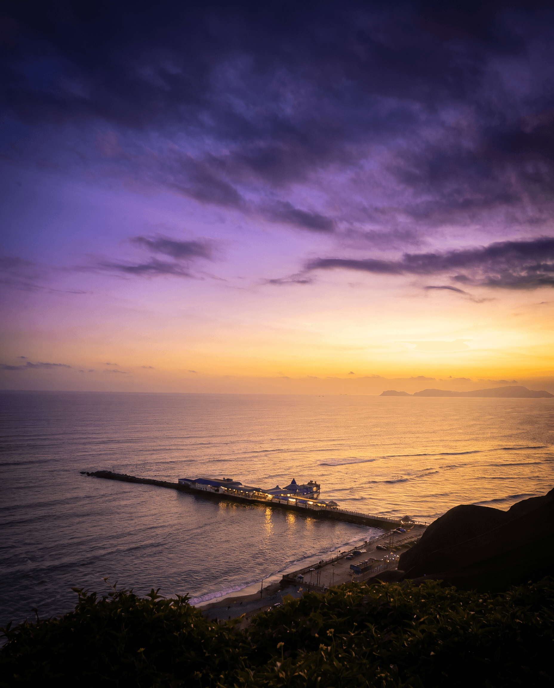 Vista del mar de Lima al atardecer durante el viaje de competencia a Perú